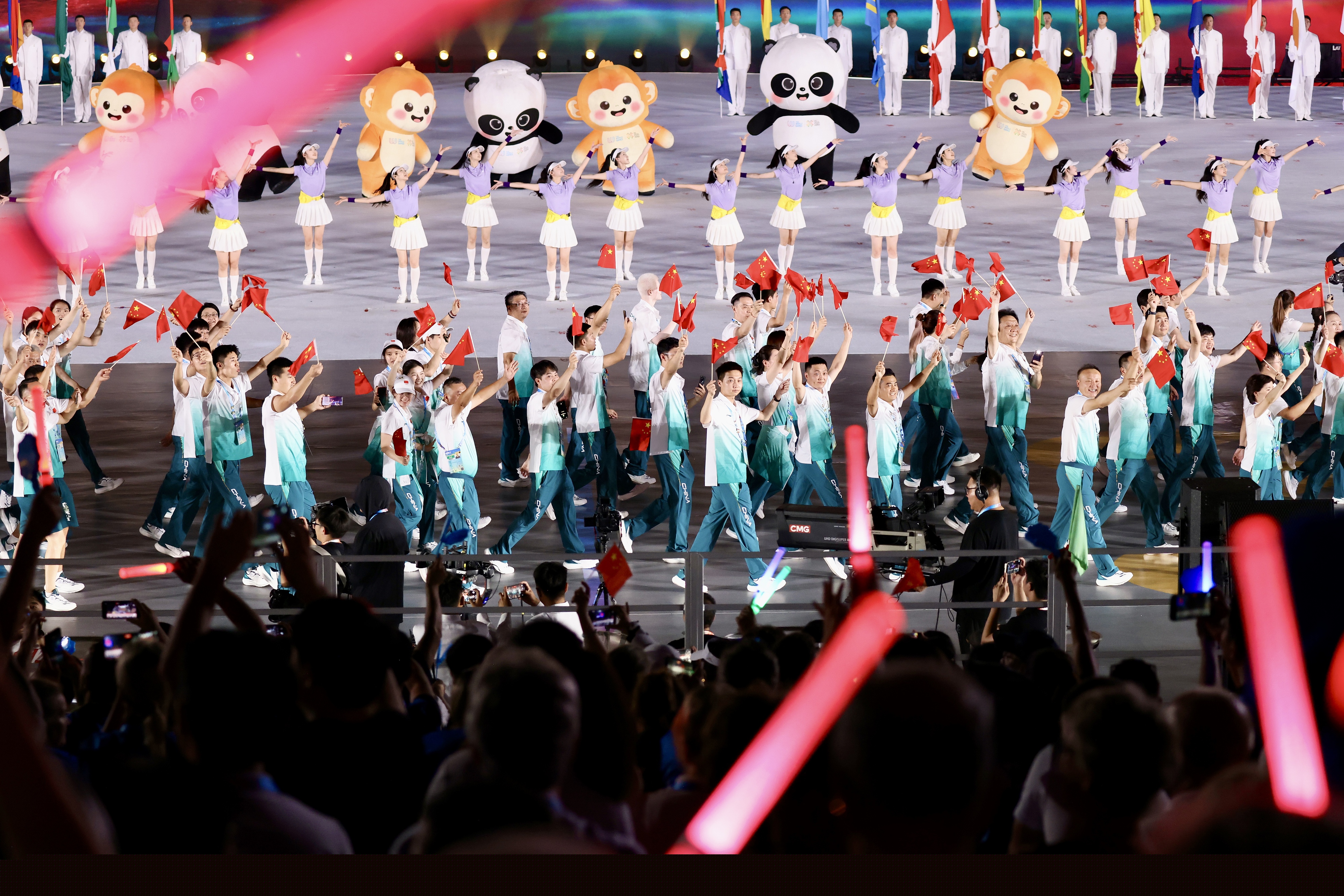 2025年8月7日,成都世运会开幕式,中国代表团在欢呼声中入场。