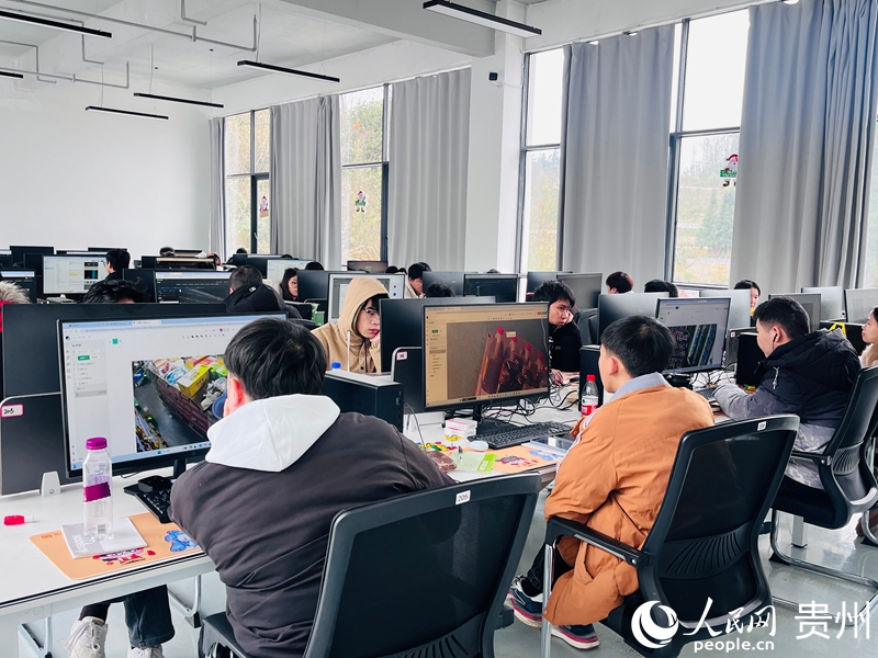 在贵阳市观山湖区,数据标注正“火热”。人民网记者 陈洁泉摄 在贵阳市观山湖区,数据标注正“火热”。人民网记者 陈洁泉摄