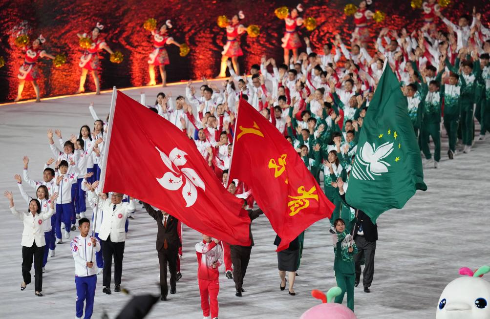 11月9日,广东省体育代表团、香港特别行政区体育代表团和澳门特别行政区体育代表团在第十五届全国运动会开幕式上共同入场。新华社记者 赖向东 摄