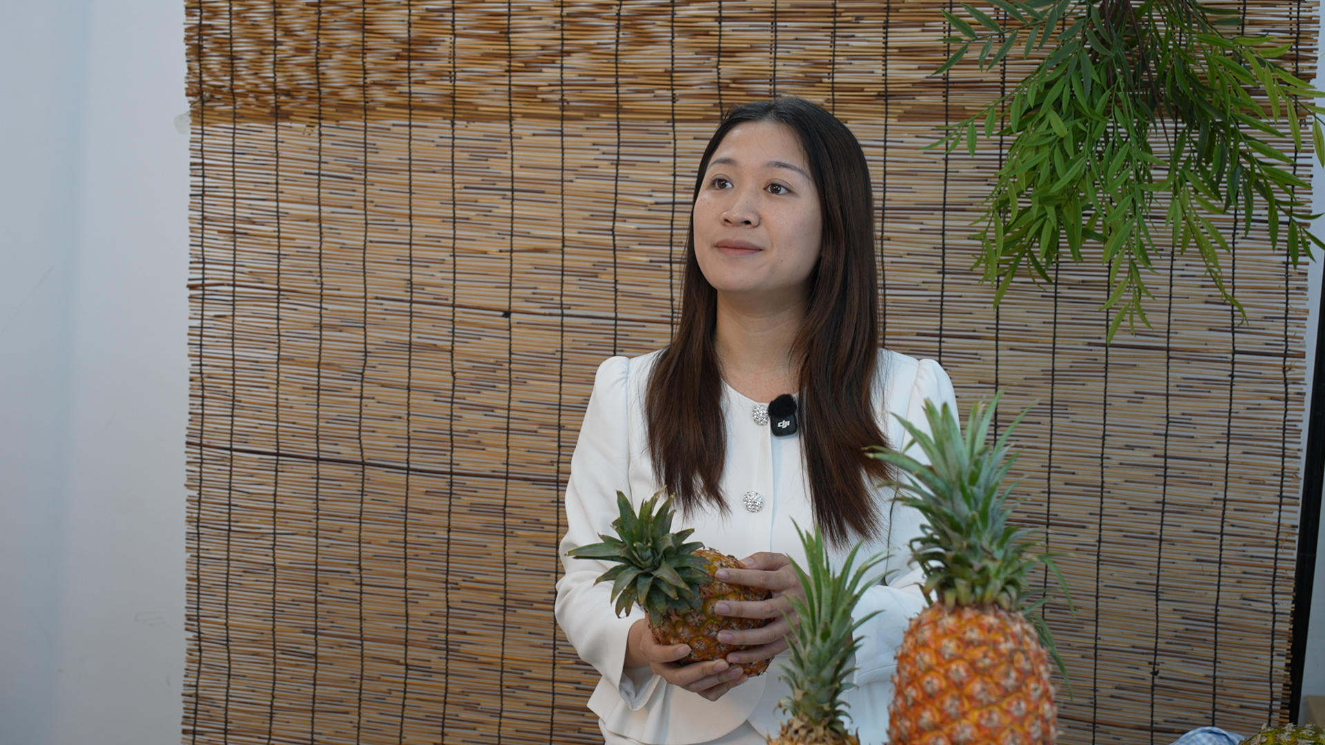 在直播间里接受采访的王小颖。
