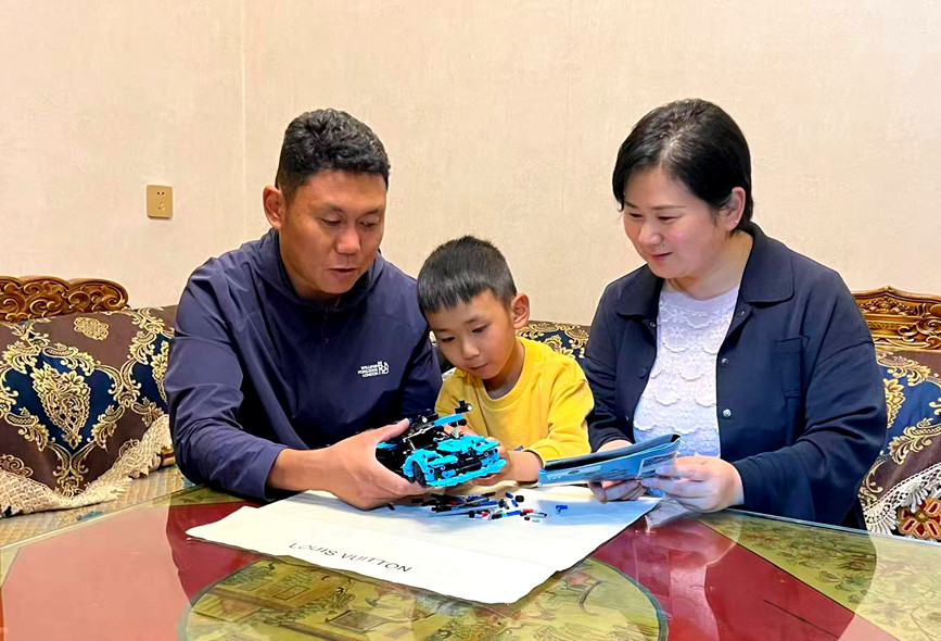 贾珂珂与丈夫罗布次仁陪伴着儿子,一家人围坐在桌前共同拼装模型。受访者供图 贾珂珂与丈夫罗布次仁陪伴着儿子,一家人围坐在桌前共同拼装模型。受访者供图