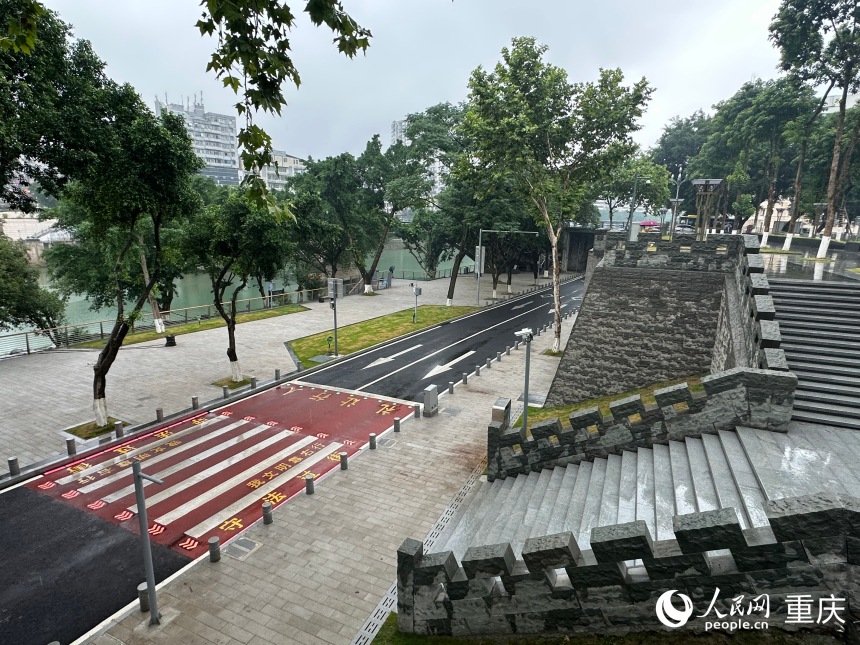 刚刚改造完成的綦江滨江路。人民网记者 刘政宁摄