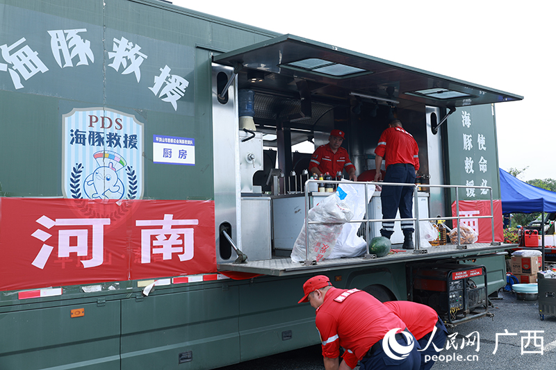 平顶山海豚救援队队员正在准备餐食。人民网 韦欢摄
