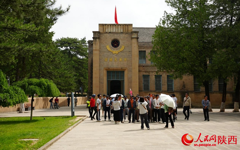 杨家岭革命旧址,游客纷沓至来打卡留念。人民网记者 李志强摄