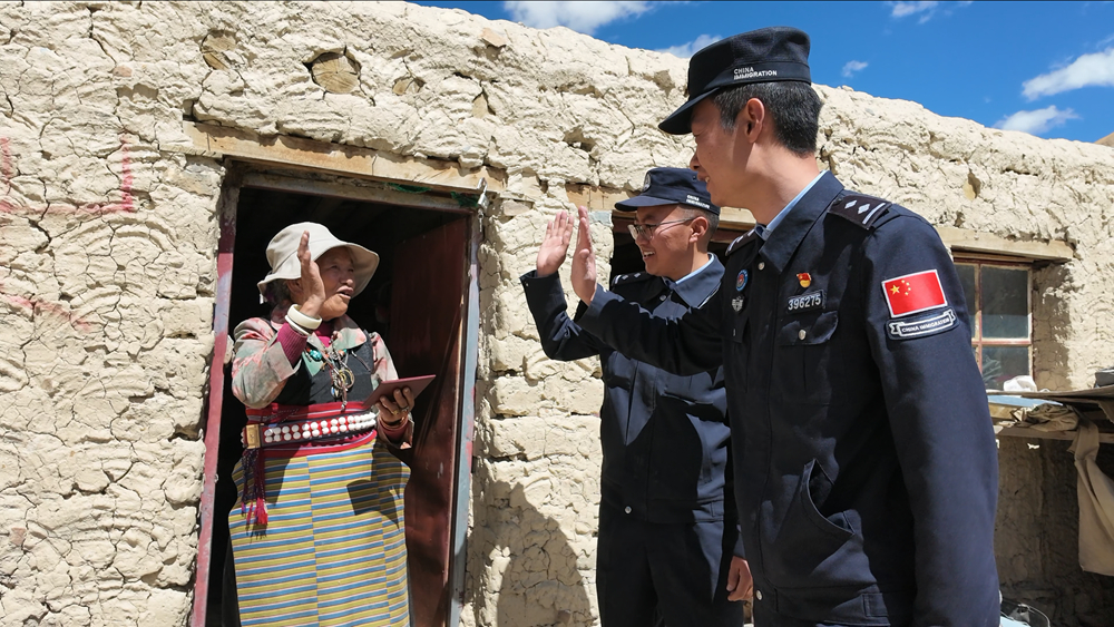 “移动警务室”开展上门送证服务。罗发燕摄