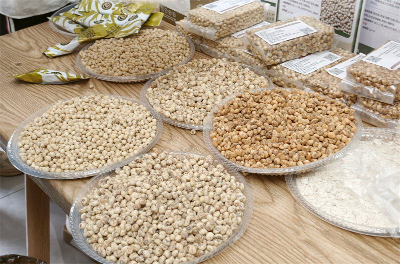 油莎豆的成品展示。王璐摄 油莎豆的成品展示。王璐摄