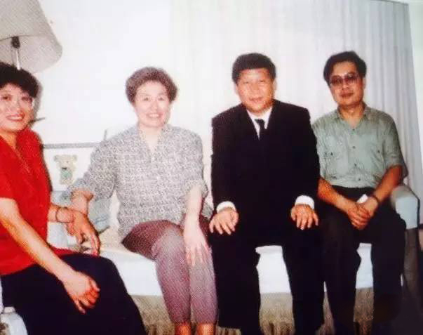 1993年9月，时任福州市委书记的习近平利用在京开会的间隙，专程到家中看望陈老师。