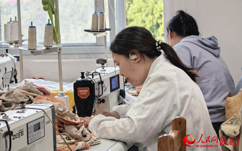 生产车间内，工人正在制作毛绒玩具。人民网记者 贾凯璐摄