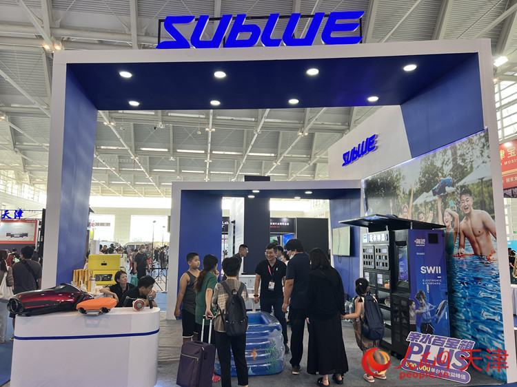 深之蓝展台工作人员向观众介绍此次参展展品。人民网记者 孙翼飞摄