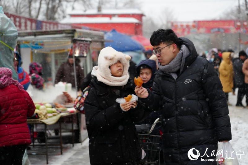 各地游客纷纷到沈阳小河沿早市打卡。人民网记者 周颂雪摄