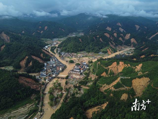 4月22日，航拍显示韶关江湾镇被多处山体滑坡“包围”。南方+记者 郑新洽 董天健 钟志辉 摄