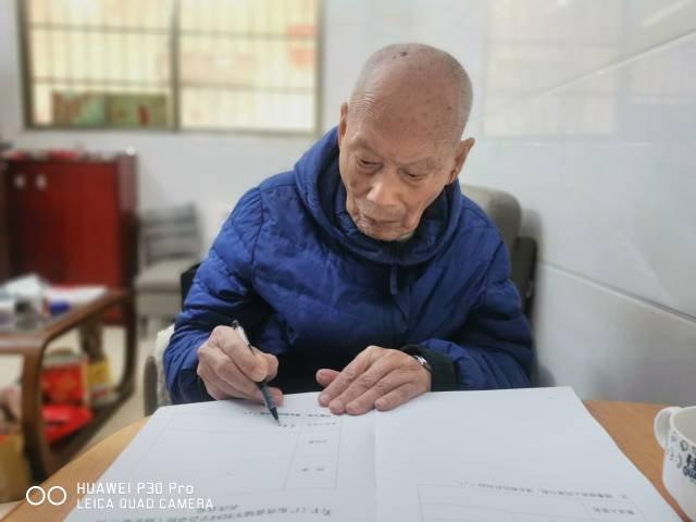 霍耀田在写字。受访者供图