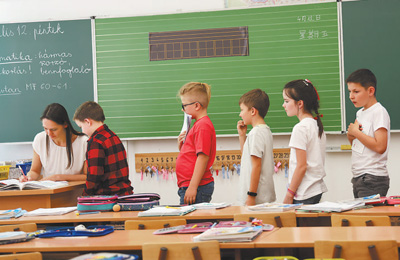 匈中双语学校教师正在批改作业。本报记者 刘仲华摄 匈中双语学校教师正在批改作业。本报记者 刘仲华摄