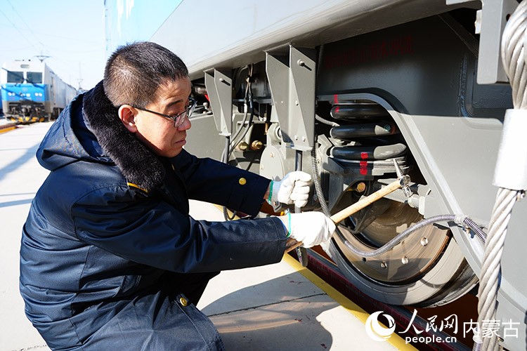 陈鹏检查机车。人民网记者 赵梦月摄